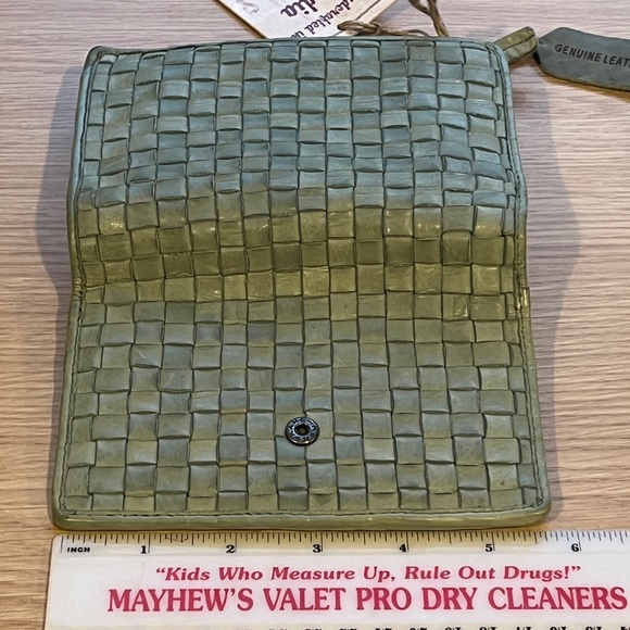Genuine woven leather bifold tab wallet light sage green - Picture 7 of 8